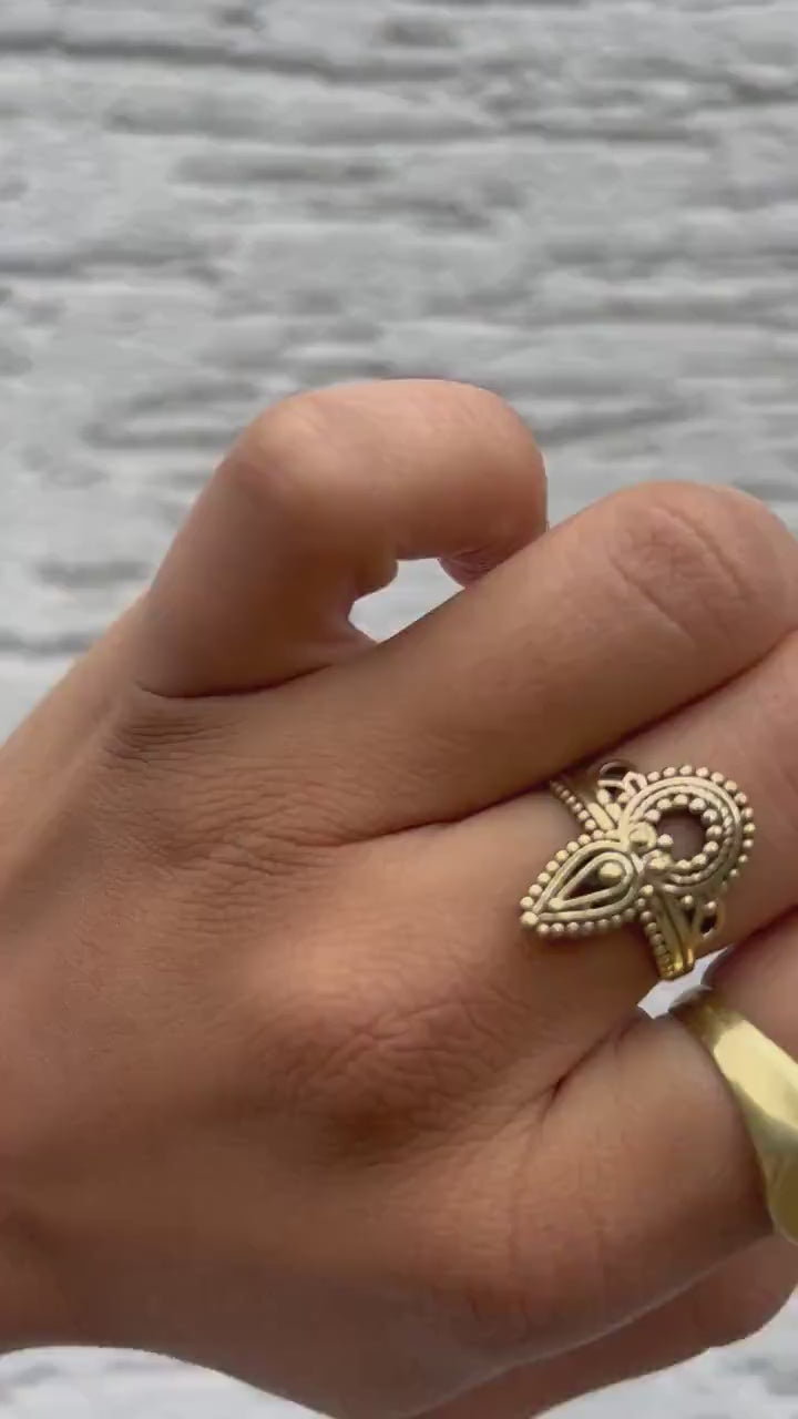 Edler Statement-Ring mit feinen Ornamenten • Kunstvolles Design • Goldfarbenes Messing
