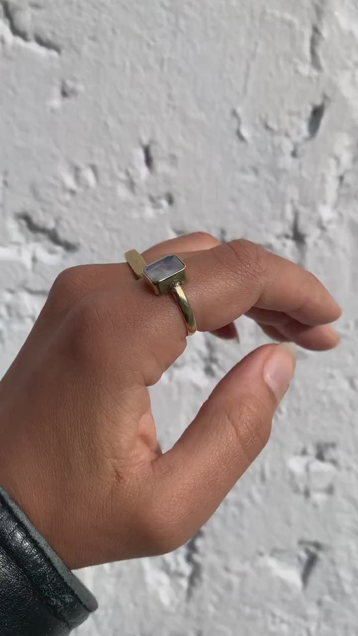 Mondstein Ring Gold - Edler Oktagon Schliff 10x8mm - Massives Messing - Magisches Leuchten - Wasserfester Boho Statement Ring - Naiza RSM1
