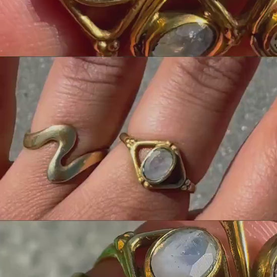 Mondstein Ring Messing, Geometrischer Statement Ring, Goldener Boho Ring, Feiner Kristall Schmuck Damen, Edler Blauschimmernder Ring - RSM14