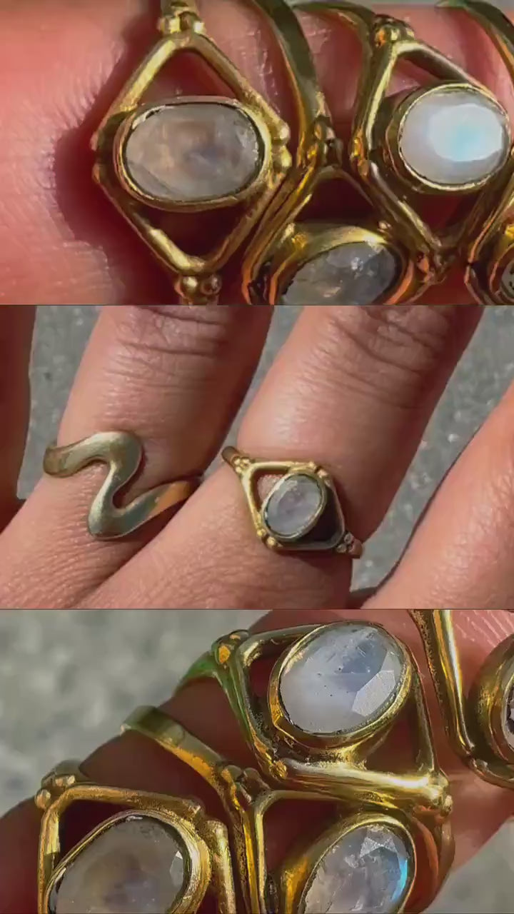 Mondstein Ring Messing, Geometrischer Statement Ring, Goldener Boho Ring, Feiner Kristall Schmuck Damen, Edler Blauschimmernder Ring - RSM14
