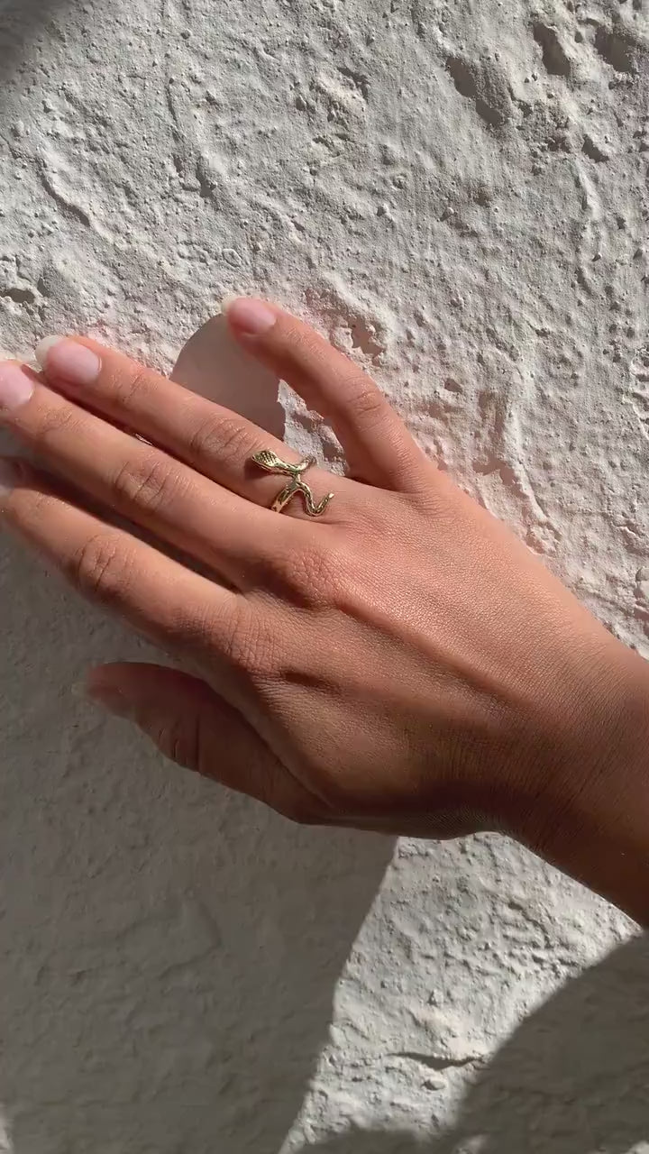 Goldfarbener Schlangenring aus Messing | Verstellbarer Snake Ring | Feiner Schlangenschmuck mit Details | Boho Vintage Statement Ring - RA1