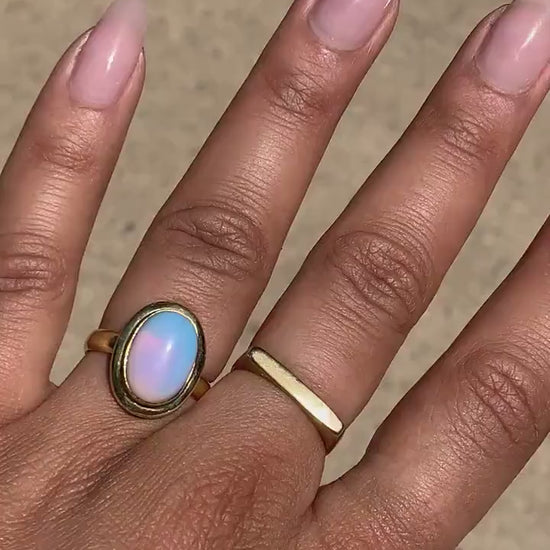 Opal Ring Gold - Ovaler Edelstein 10x8mm - Leuchtendes Blau Massives Messing Synthetischer Opal Wasserfester Boho Statement Ring Naiza RSL3