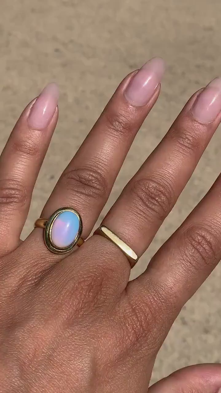 Opal Ring Gold - Ovaler Edelstein 10x8mm - Leuchtendes Blau Massives Messing Synthetischer Opal Wasserfester Boho Statement Ring Naiza RSL3