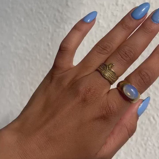 Goldfarbener Ring mit Göttin Isis – Messingring mit Flügelmotiv | Symbol für Schutz & Stärke | Unisex Statement-Schmuck - RA7