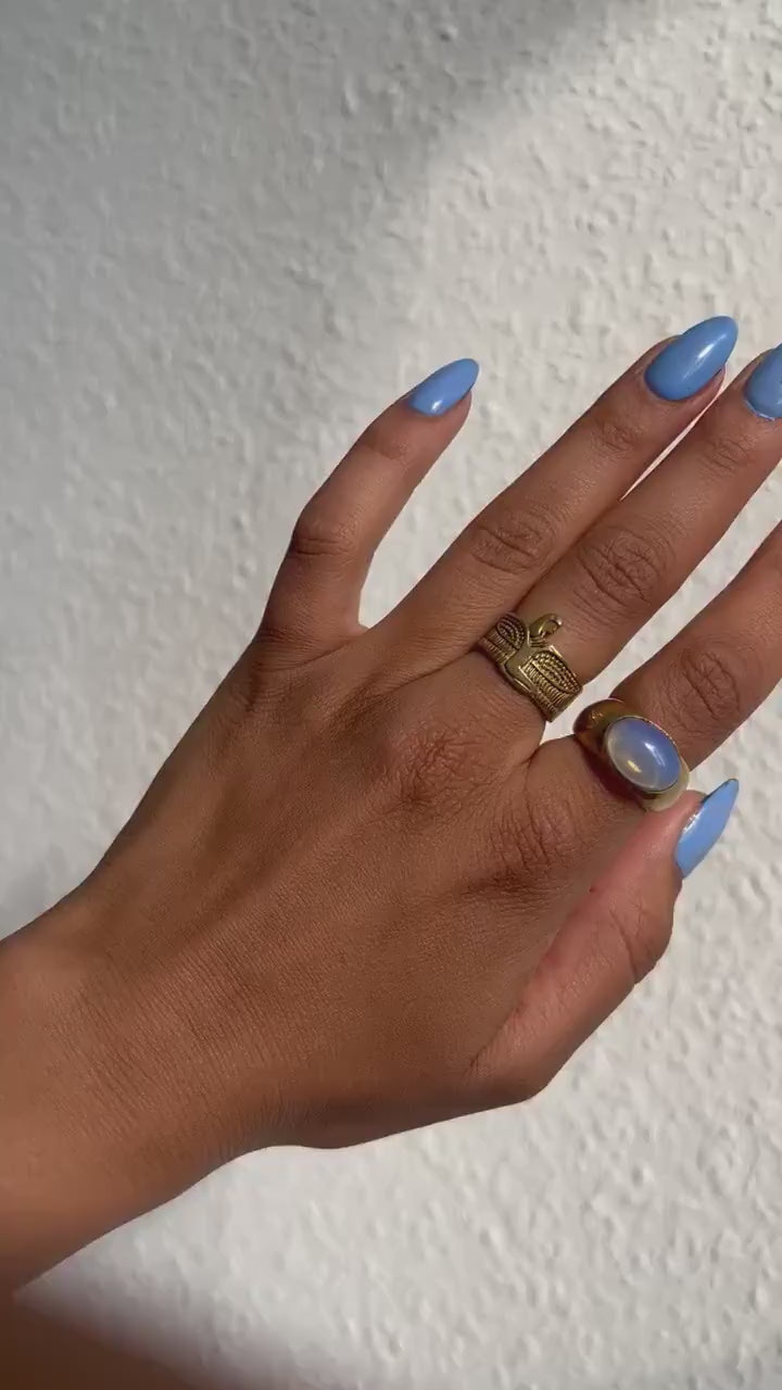 Goldfarbener Ring mit Göttin Isis – Messingring mit Flügelmotiv | Symbol für Schutz & Stärke | Unisex Statement-Schmuck - RA7