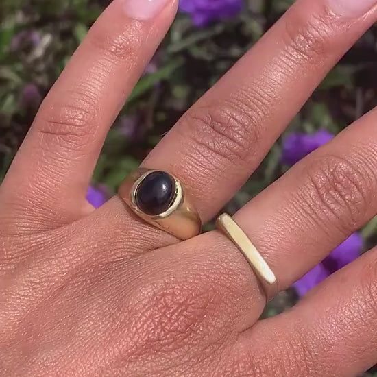 Schwarzer Onyx Ring Gold - Unisex - Ovaler Edelstein 10x7mm - Massives Messing - Stein der Stärke - Wasserfester Siegelring - Naiza RSM3