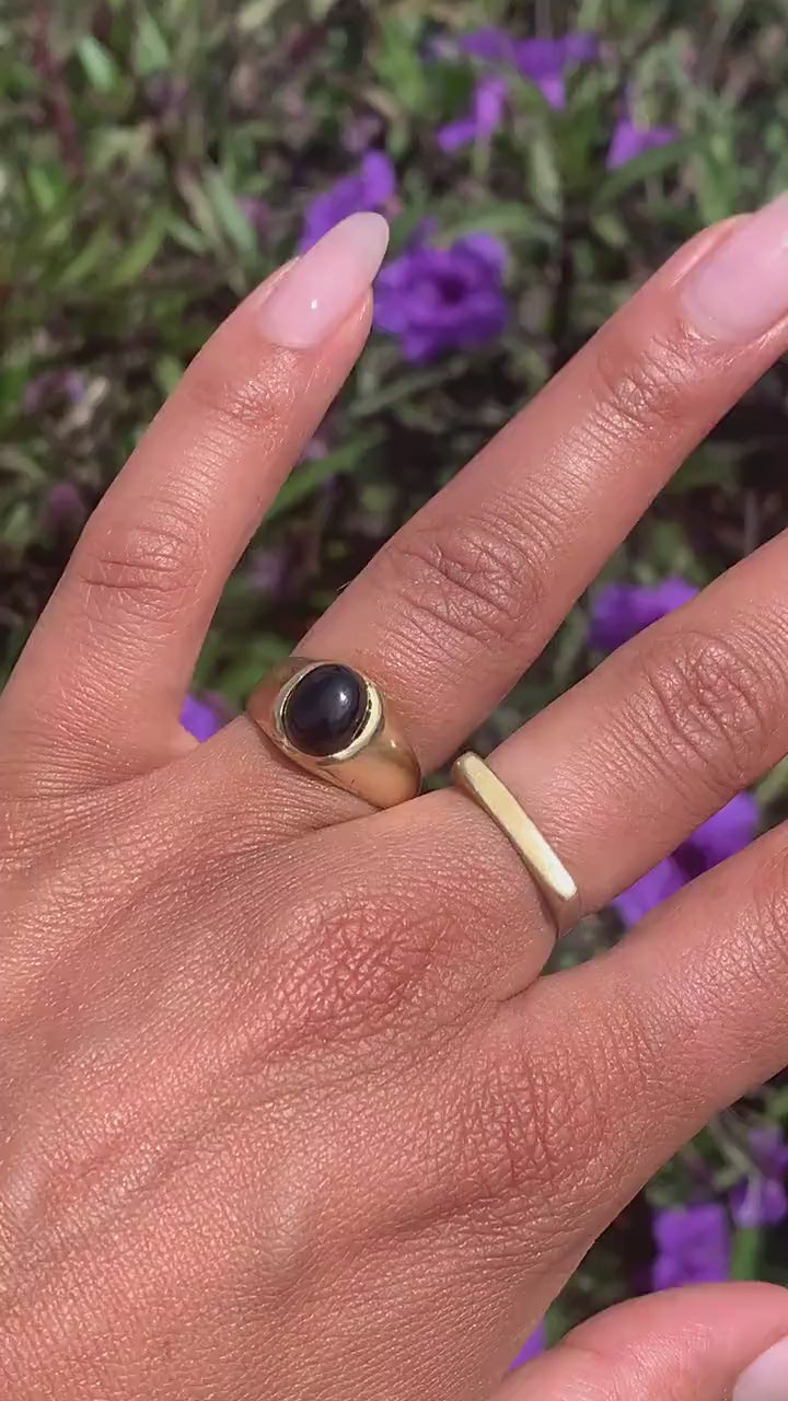 Schwarzer Onyx Ring Gold - Unisex - Ovaler Edelstein 10x7mm - Massives Messing - Stein der Stärke - Wasserfester Siegelring - Naiza RSM3